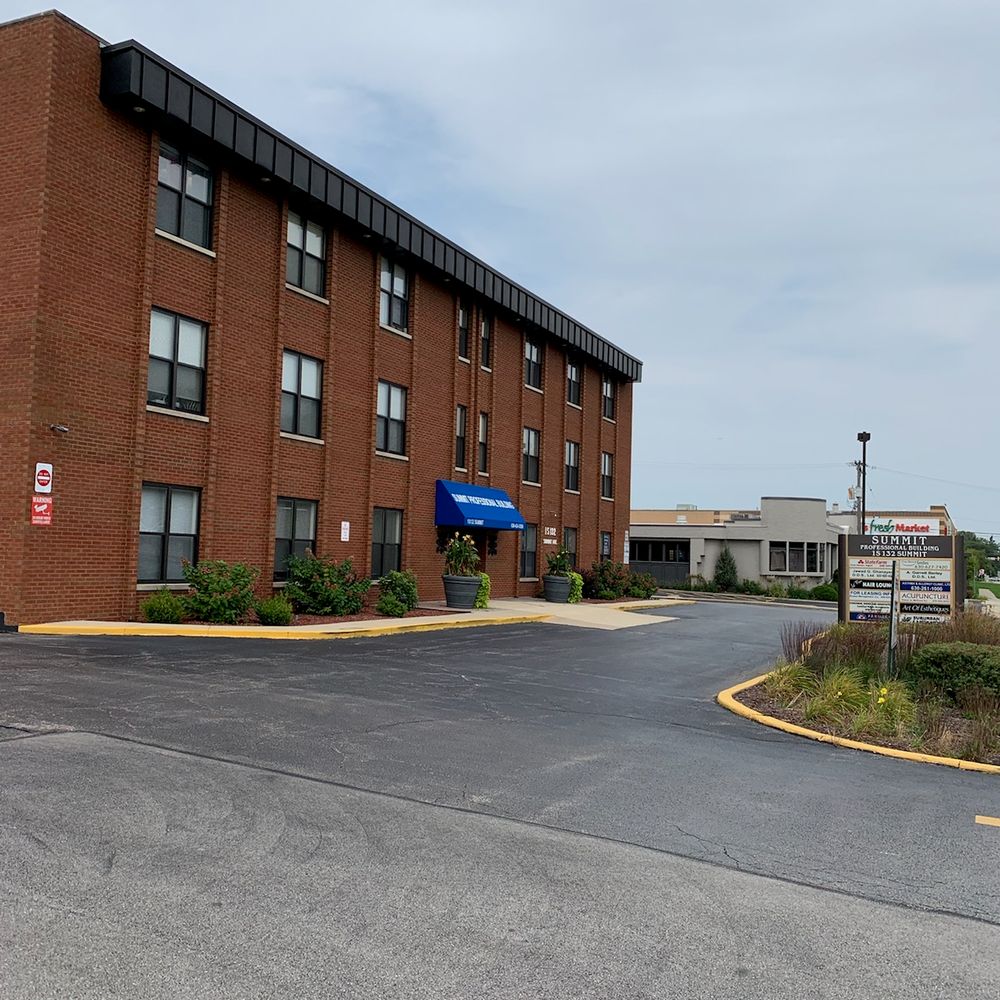 Summit Professional Building: 1S132 Summit Ave, Oakbrook Terrace, IL 60181